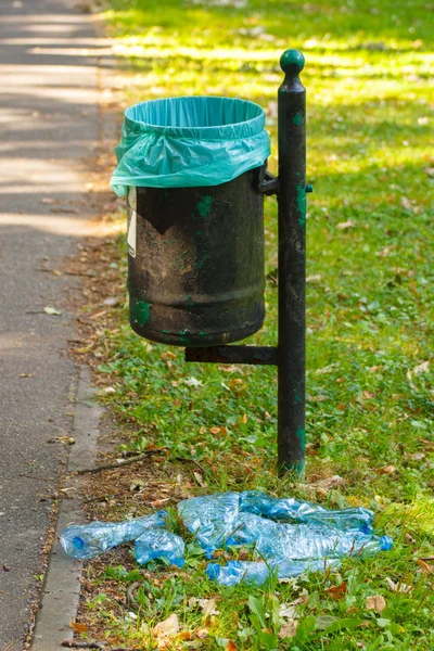 Poubelle dans le parc et tas de bouteilles en plastique, les déchets de l'environnement — Photo