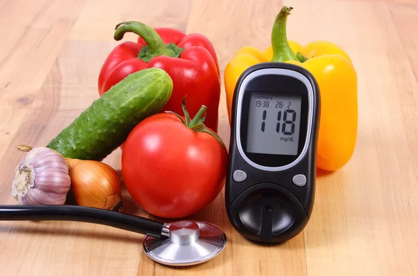 Zöldségek, glükométer és sztetoszkóp, a fa felülete, egészséges életmód, táplálkozás, cukorbetegség — Stock Fotó
