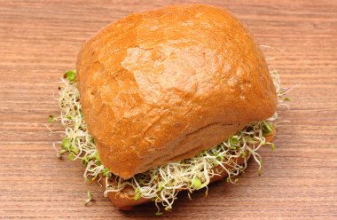 Kepekli ekmek rulo yonca ve turp filizi ile