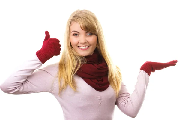 Wanita bahagia dalam sarung tangan wol menunjukkan jempol, emosi positif — Stok Foto