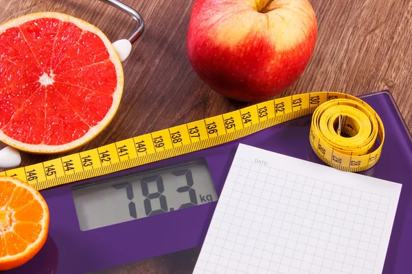 Elektroniska badrumsvåg, centimeter och färsk frukt med stetoskop, bantning och hälsosam livsstil — Stockfoto