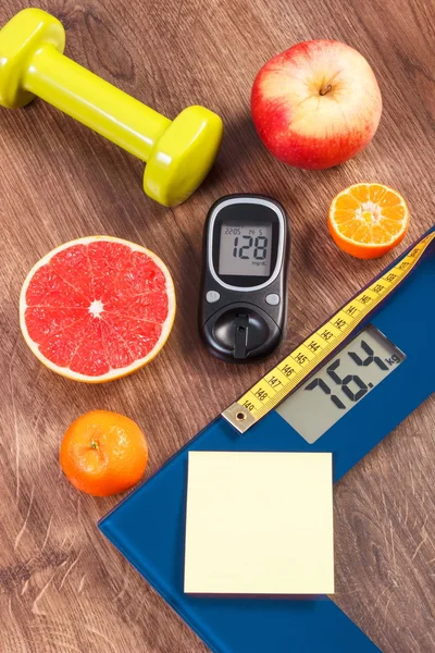 Elektroniska badrumsvåg och Glukometer med resultatet av mätningen, centimeter, hälsosam mat och hantlar, hälsosam livsstil, diabetes och bantning koncept — Stockfoto