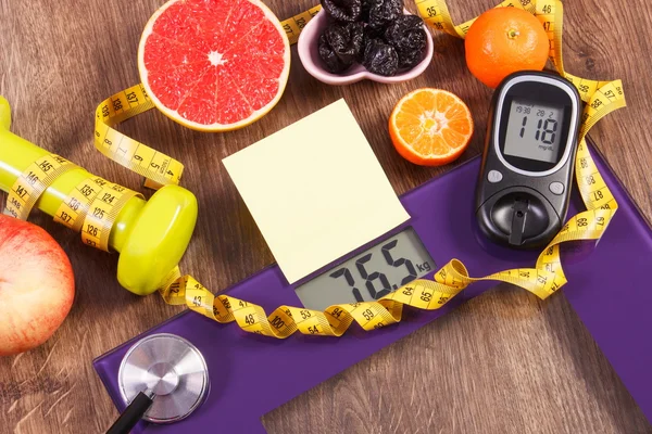 Electronic bathroom scale and glucometer with result of measurement, healthy food and dumbbells, healthy lifestyles, diabetes and slimming concept — Stock Photo, Image