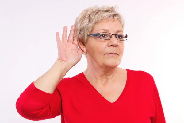 Mujer mayor colocando mano sobre oreja, dificultad en la audición en la vejez — Foto de Stock