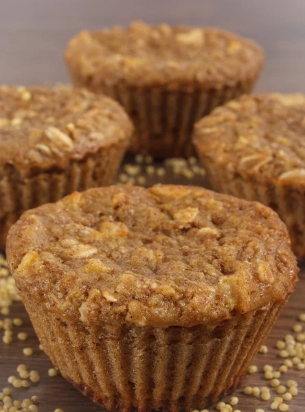 Verse muffins met gierst gries, kaneel en appel gebakken met volkoren bloem, heerlijk gezond dessert — Stockfoto