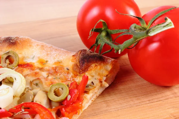 Scheibe vegetarische Pizza und Tomaten auf Holzoberfläche — Stockfoto