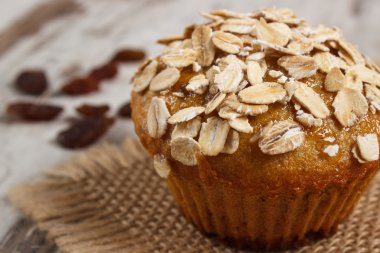 Kepekli un ve kuru üzüm, lezzetli sağlıklı tatlı taze muffin yulaf ezmesi ile pişmiş