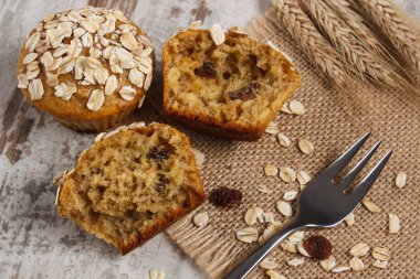 Kepekli un ve Başak çavdar, yulaf ezmesi ile taze kek pişmiş lezzetli sağlıklı tatlı