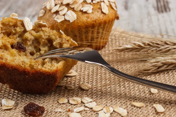 Verse muffins met havermout gebakken met volkoren bloem en de oren van graan rogge, heerlijk gezond dessert — Stockfoto