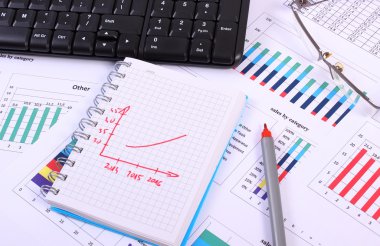 Mali grafik, iş kavramı üzerinde kalem, gözlük ve bilgisayar klavye