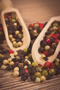 Vintage Fotoğraf, taze biber kaşıkla ahşap arka plan üzerinde renkli