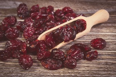 Vintage Fotoğraf, ahşap masa kaşık ile kırmızı kızılcık yığını