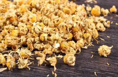 Ahşap masa, alternatif tıp üzerinde kurutulmuş papatya