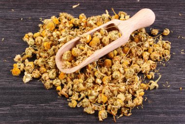 Ahşap masa, alternatif tıp üzerinde kurutulmuş papatya