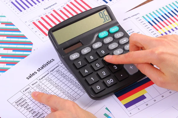 Analyse van verkoop plan, calculator op financiële grafiek, bedrijfsconcept — Stockfoto