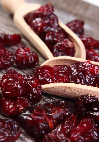 Tas de canneberges rouges avec cuillère sur table en bois — Photo