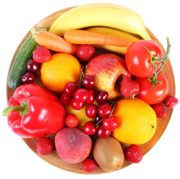 Fruits et légumes frais sur assiette en bois — Photo