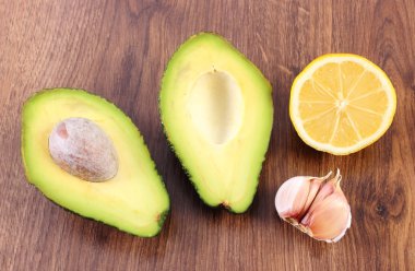 Avokado, sarımsak ve limon ahşap zemin, madde avokado Yapıştır veya Guakamole, sağlıklı gıda ve beslenme üzerine