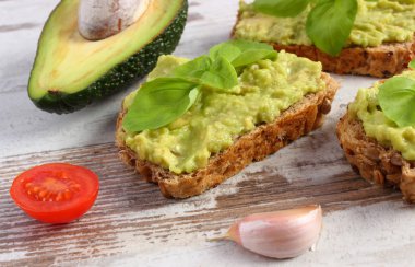 Taze avokado ve malzemeler, sağlıklı gıda ve beslenme hamur sandviçle