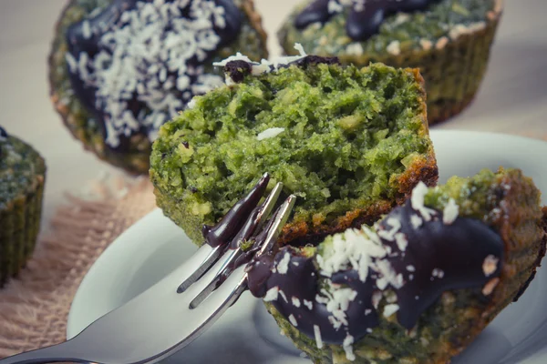 Jahrgangsfoto, frische Muffins mit Spinat, Kokosraspeln und Schokoladenglasur, leckeres gesundes Dessert — Stockfoto
