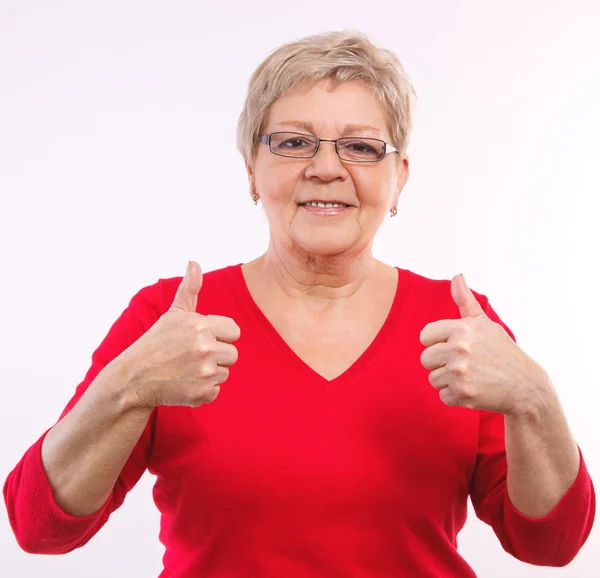 Felice sorridente donna anziana mostrando pollici in su, emozioni positive in vecchiaia — Foto Stock