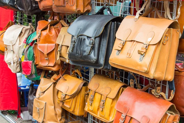 Kollektion von Lederhandtaschen am Stand auf dem Basar — Stockfoto