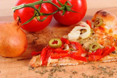 Vejetaryen pizza, domates soğan ve baharat ahşap yüzey üzerinde