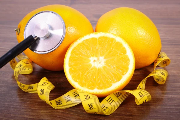 聴診器、新鮮なオレンジとセンチ、健康的なライフ スタイルと栄養 — ストック写真