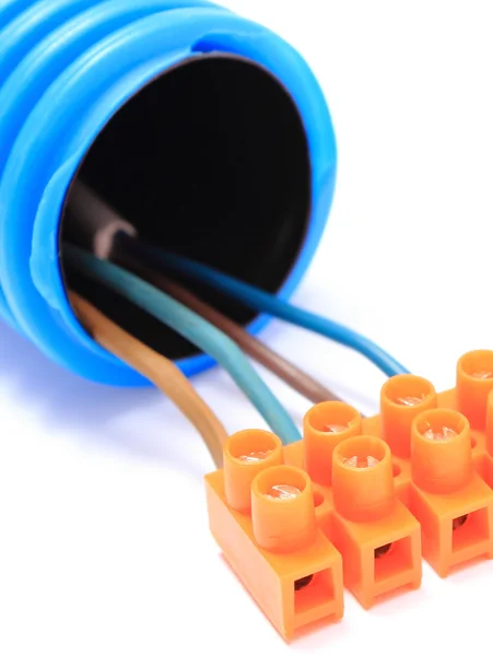 Gegolfd pijp en kabel met aansluitblok — Stockfoto