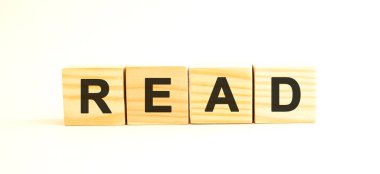 Harfli tahta küpler. Tasarımın, konseptin için. Beyaz arkaplanda tahta küpler.