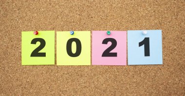 Mantar panosuna 2021 nolu metnin iliştirildiği çok renkli notlar. Çalışma alanı.