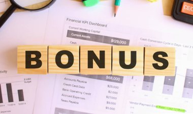 Ofisteki masanın üzerinde tahtadan küpler var. BONUS 'a mesaj at. Mali konsept.