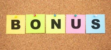 Çok renkli notlar ve mantar panoya yapıştırılmış harfler. Çalışma alanı.