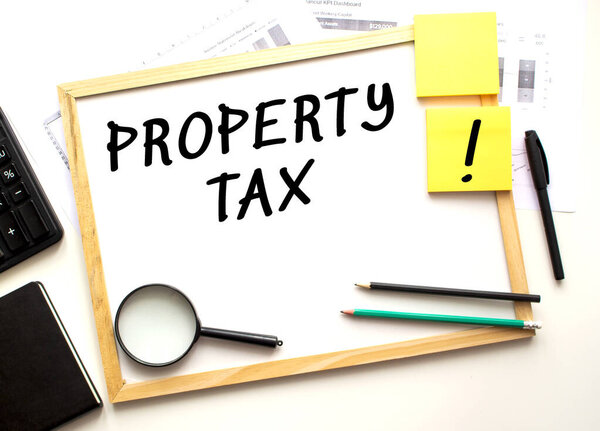 Текст написан на белой доске офиса. Бизнес и финансовая концепция.