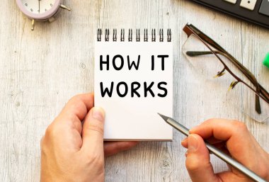 Kalem tutan bir el deftere yazar. Yukarıdan bak. İş konsepti.