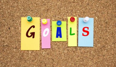 Mantar panoya yapıştırılmış harflerle çok renkli notlar..