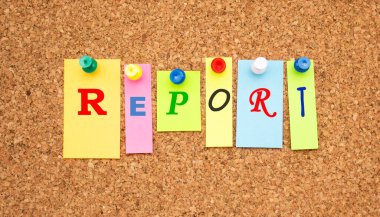 Çok renkli notlar ve mantar panoya yapıştırılmış harfler. Çalışma alanı.