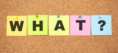 Çok renkli notlar ve mantar panoya yapıştırılmış harfler. Çalışma alanı.