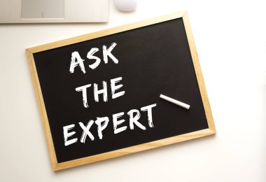 Metin tahtaya tebeşirle yazılmış..