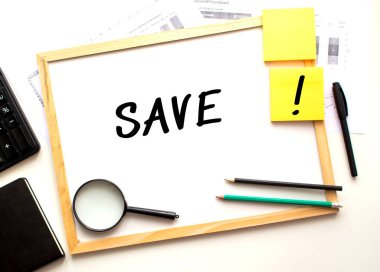 Metin beyaz bir ofis tahtasında yazılı. İş ve mali konsept.