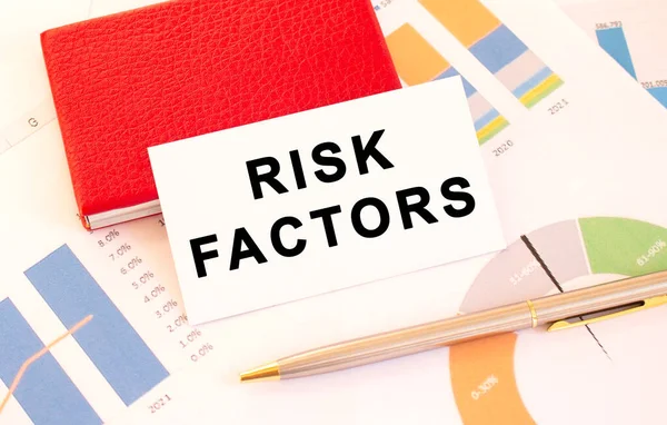 Weiße Visitenkarte Mit Text Risk Factors Liegt Neben Rotem Visitenkartenhalter — Stockfoto