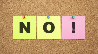 Çok renkli notlar ve mantar panoya yapıştırılmış harfler. Çalışma alanı.