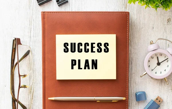 Коричневая Тетрадь Наклейка Надписью Success Plan Ручка Часы Очки Деревянном — стоковое фото