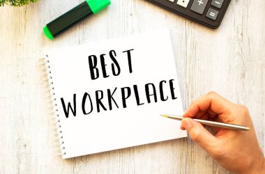 Not defterine kalem yazan bir el. Yukarıdan görüntüle.