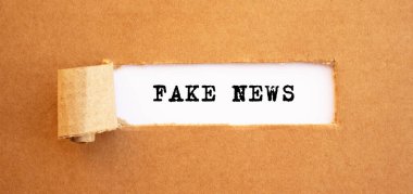 Sahte mesajlar yırtık kahverengi kağıtların arkasında beliriyor. Tasarımın için, konsept.