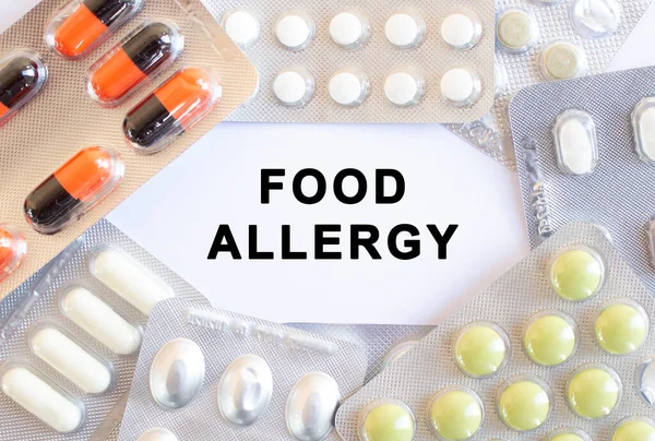 Texto Alergía Alimentaria Sobre Fondo Blanco Hay Diferentes Medicamentos Alrededor — Foto de Stock