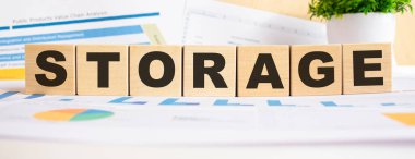 Ahşap küplerin üzerine bir kelime yaz. Geçmişi bir iş diyagramı. Finans kavramı