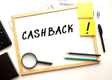 Metin beyaz bir ofis tahtasında yazılı. İş ve mali konsept.