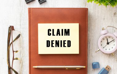 Kahverengi defter, üzerinde 