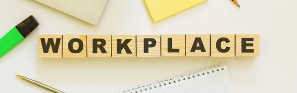 사무실 책상에 Workplace 단어가 — 스톡 사진